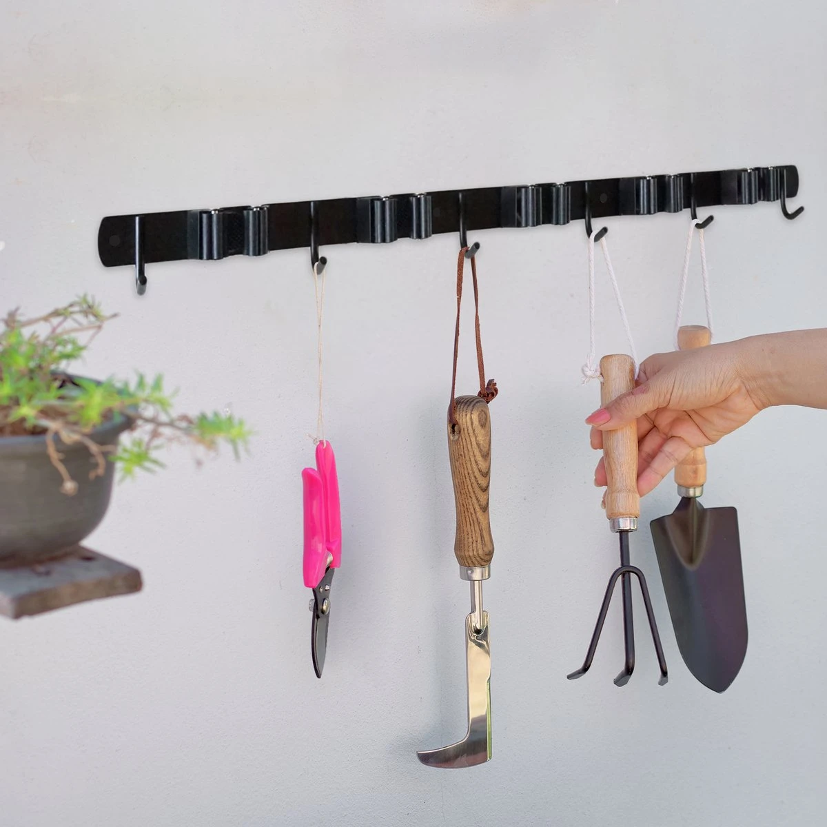 Bezem Ophangsysteem – Bezemhouder – Tuingereedschap – RVS – 5 Houders – 6 Haken - BAULK® 5 Bezem Ophangsysteem – Bezemhouder – Tuingereedschap – RVS – 5 Houders – 6 Haken - BAULK® - Afbeelding 5