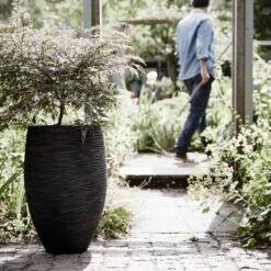 Capi Europe - Vaas Elegant Deluxe Rib NL - 40x60 - Zwart - Voor Binnen En Buiten - KBLR1131 34 Capi Europe - Vaas Elegant Deluxe Rib NL - 40x60 - Zwart - Voor Binnen En Buiten - KBLR1131 -Tuinartikelen Winkel 1200x1200 1946