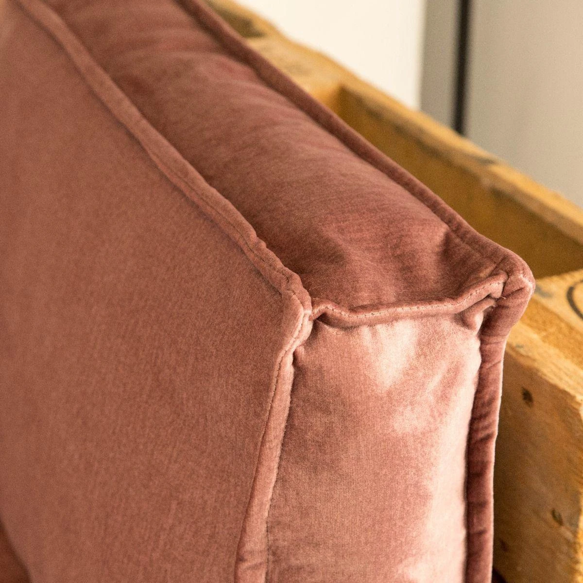 2L Home & Garden Rugkussen Velvet Oud Roze - 120 X 40cm 4 2L Home & Garden Rugkussen Velvet Oud Roze - 120 X 40cm - Image 4