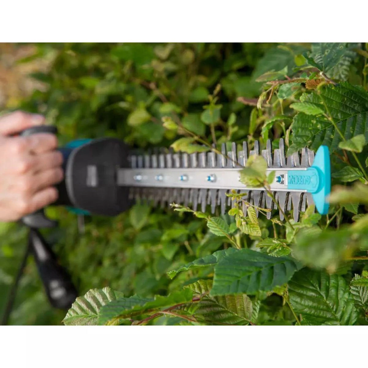 GARDENA - EasyCut 420/45 - Heggenschaar (gemotoriseerd) - Meslengte 45cm - Tandmes Opening 18mm 5 GARDENA - EasyCut 420/45 - Heggenschaar (gemotoriseerd) - Meslengte 45cm - Tandmes Opening 18mm - Image 5