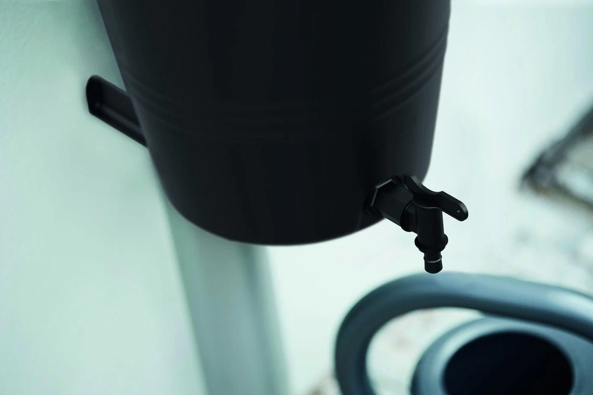 Elho Green Basics Rain Catcher 33 - Regenton Voor Balkonbuiten - Ø 33.5 X H 73.5 Cm - Zwart/Living Black 4 Elho Green Basics Rain Catcher 33 - Regenton Voor Balkonbuiten - Ø 33.5 X H 73.5 Cm - Zwart/Living Black - Image 4