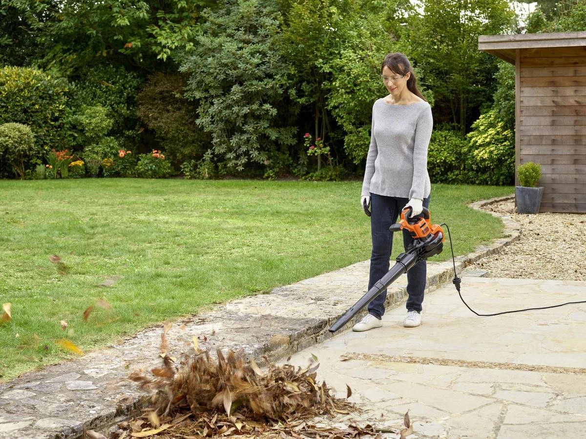 Black & Decker BLACK+DECKER BEBLV301 Bladblazer - Blaas En Zuigfunctie - Rugzak Als Opvangzak 12 Black & Decker BLACK+DECKER BEBLV301 Bladblazer - Blaas En Zuigfunctie - Rugzak Als Opvangzak - Image 12