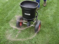 Kreator KRTGR9005 Strooiwagen - 300 Tot 370 Cm Strooibreedte - 23 Liter 11 Kreator KRTGR9005 Strooiwagen - 300 Tot 370 Cm Strooibreedte - 23 Liter -Tuinartikelen Winkel 1200x900 66