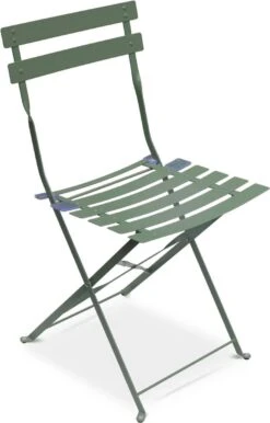 EMILIA Bistroset - 2 Inklapbare Stoelen En Een Ronde Tafel Van Gepoedercoat Staal Met Matte Afwerking – Groengrijs -Tuinartikelen Winkel 768x1200